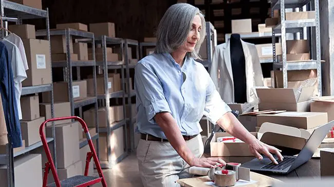 Optimize-operations-with-data-insights A woman in a warehouse cutting cake.