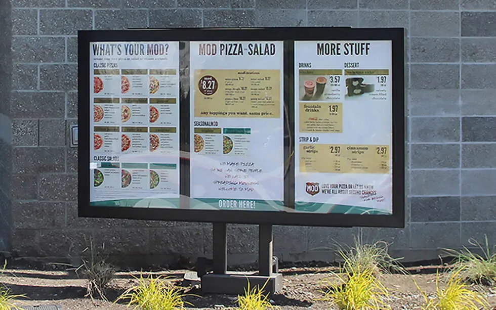 dsa-signage-food-and-beverage-mod-pizza-slider-3-980x613 A menu board outside of a restaurant with many different menus.